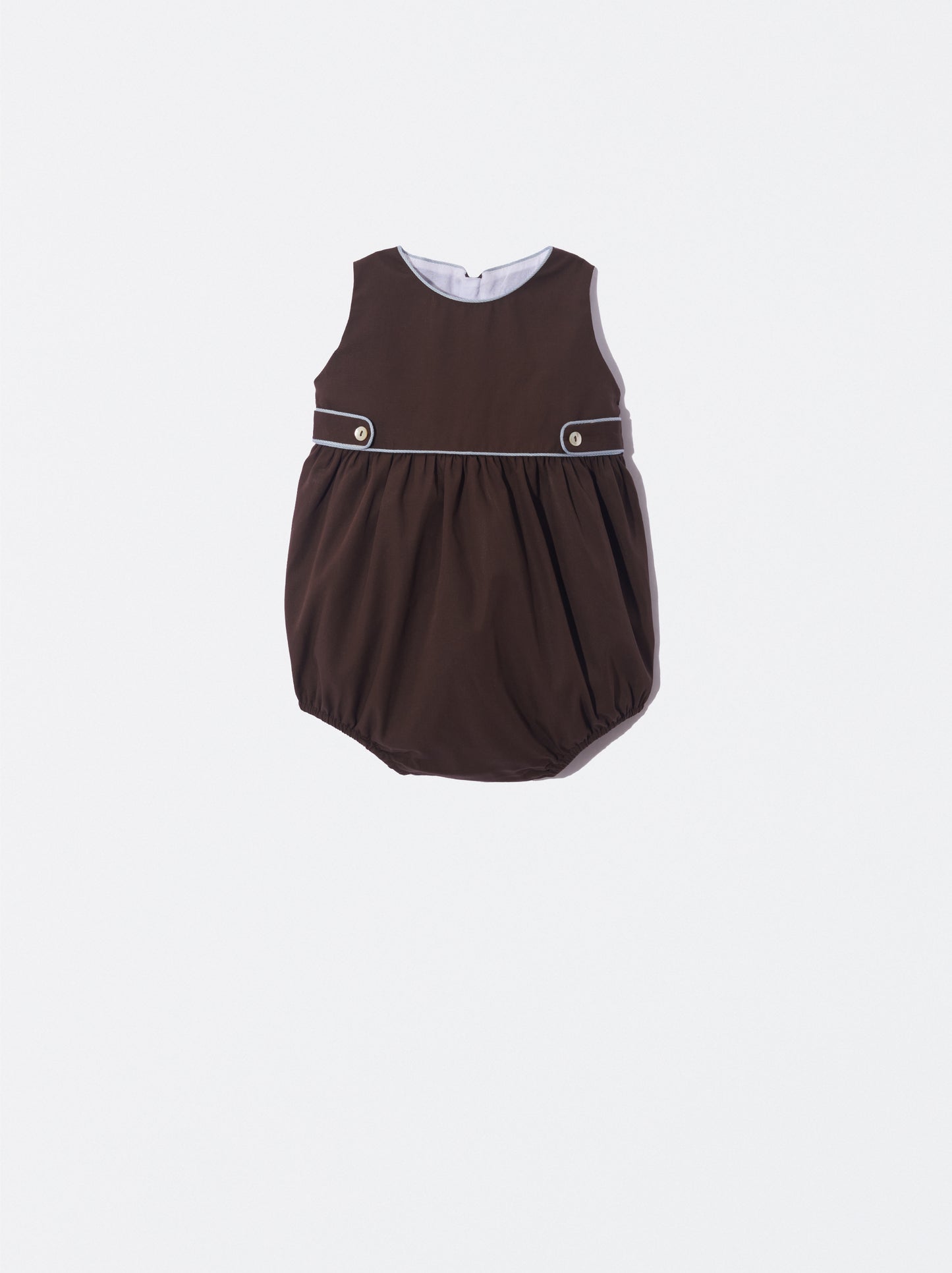 Fofo castanho com detalhes azuis