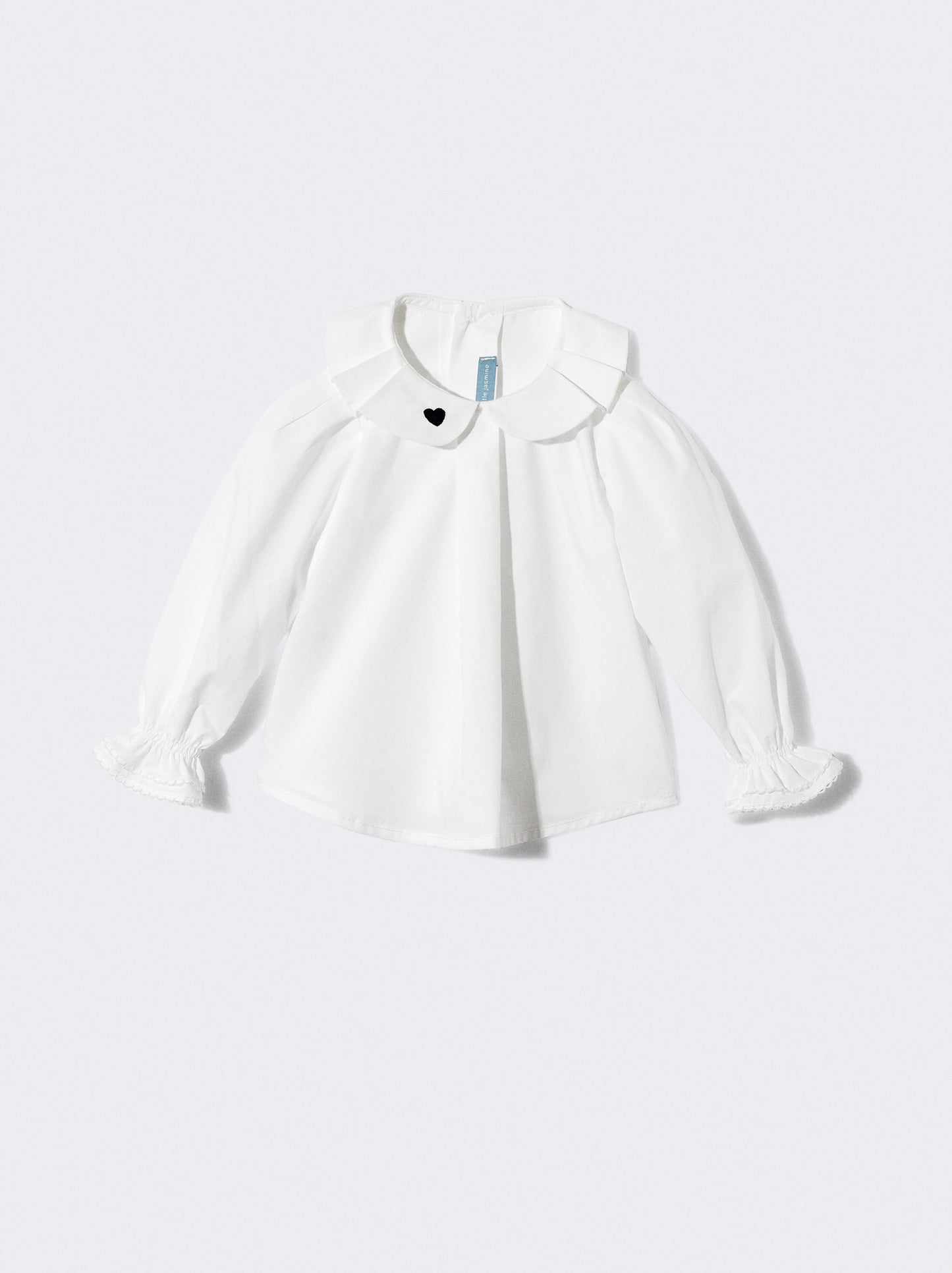 Blusa branca com detalhe de coração