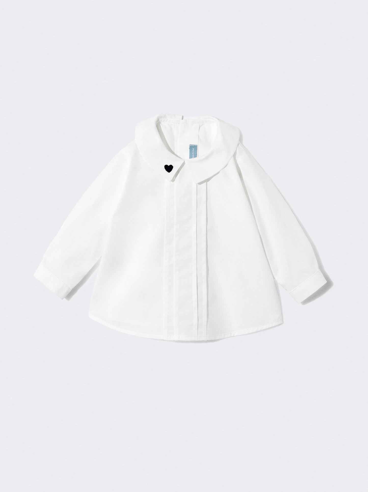 Blusa branca com detalhe de coração