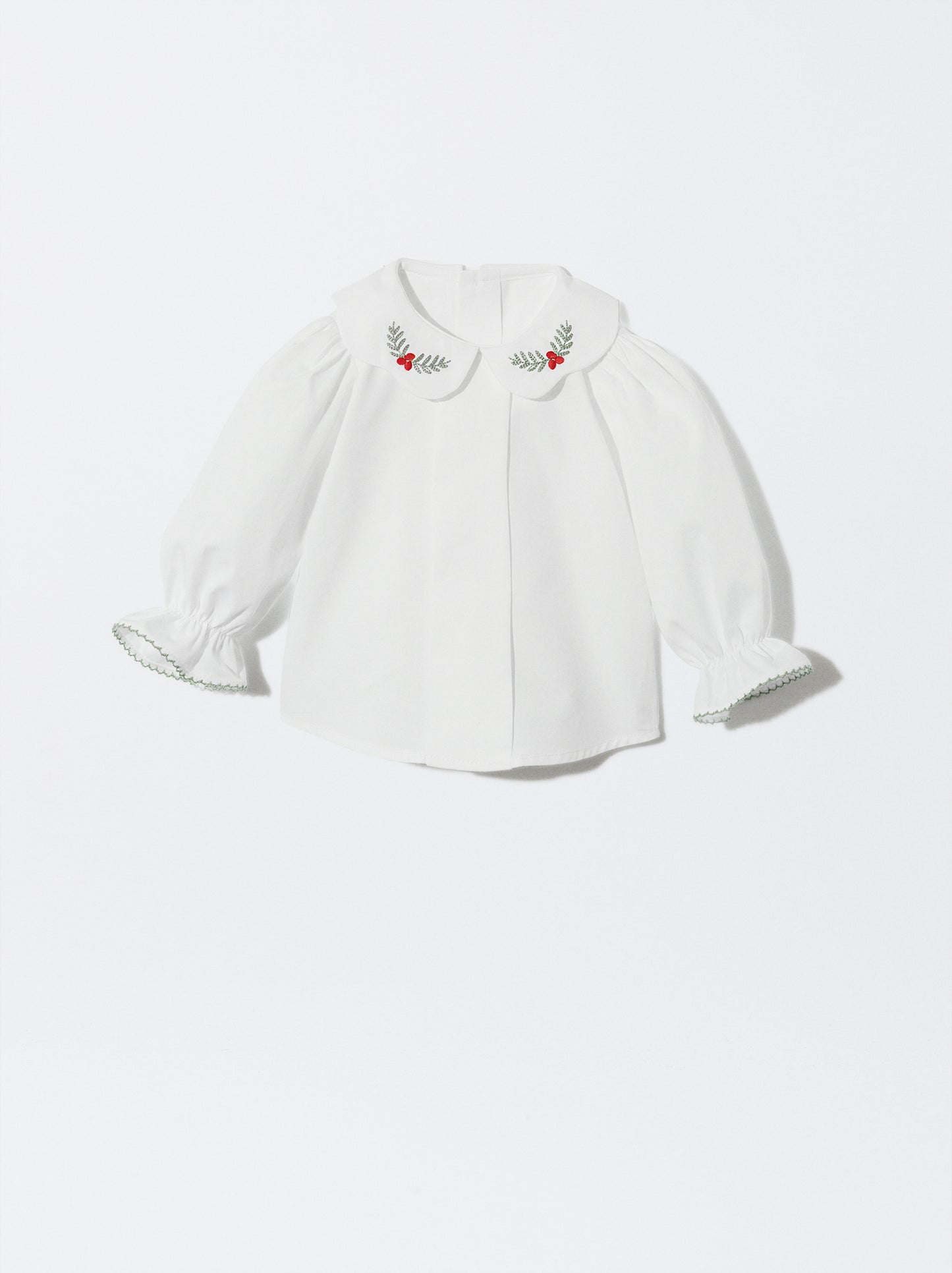 Blusa com gola de flor e bordado de azevinho