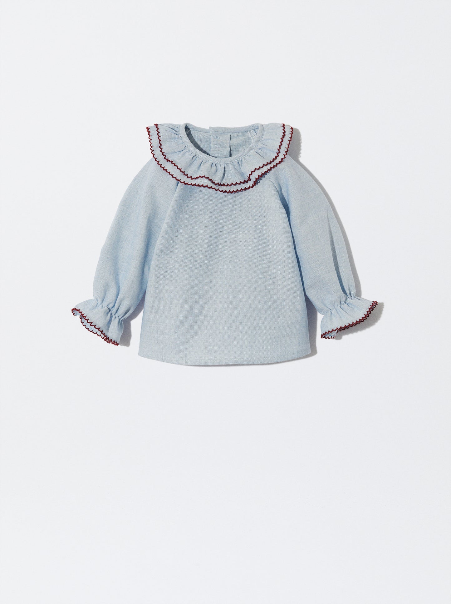 Blusa com folho e detalhe bordado