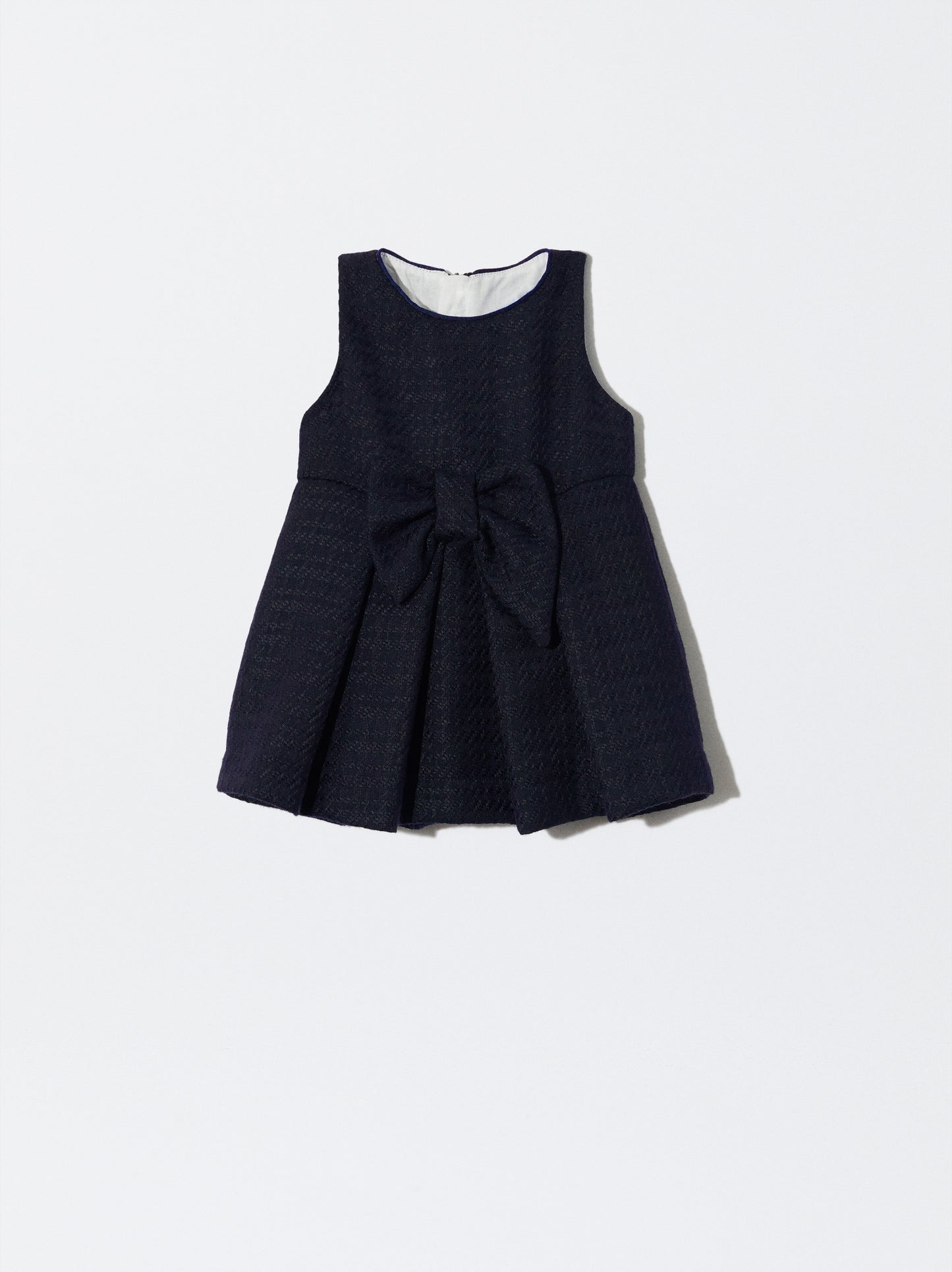 Vestido com laço azul em pied de poule
