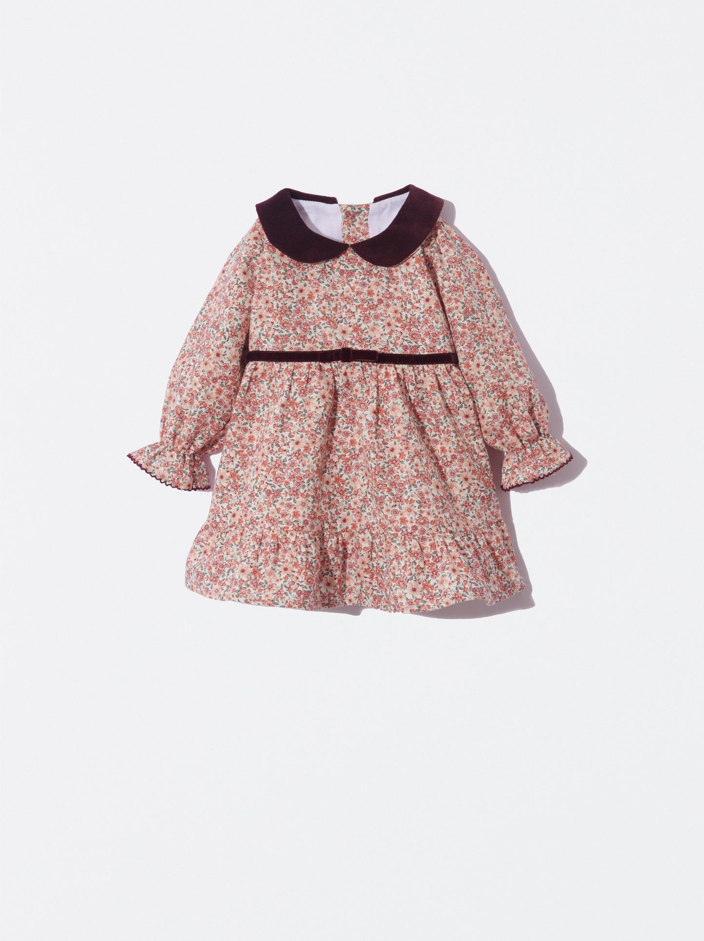 Vestido florido com gola de veludo