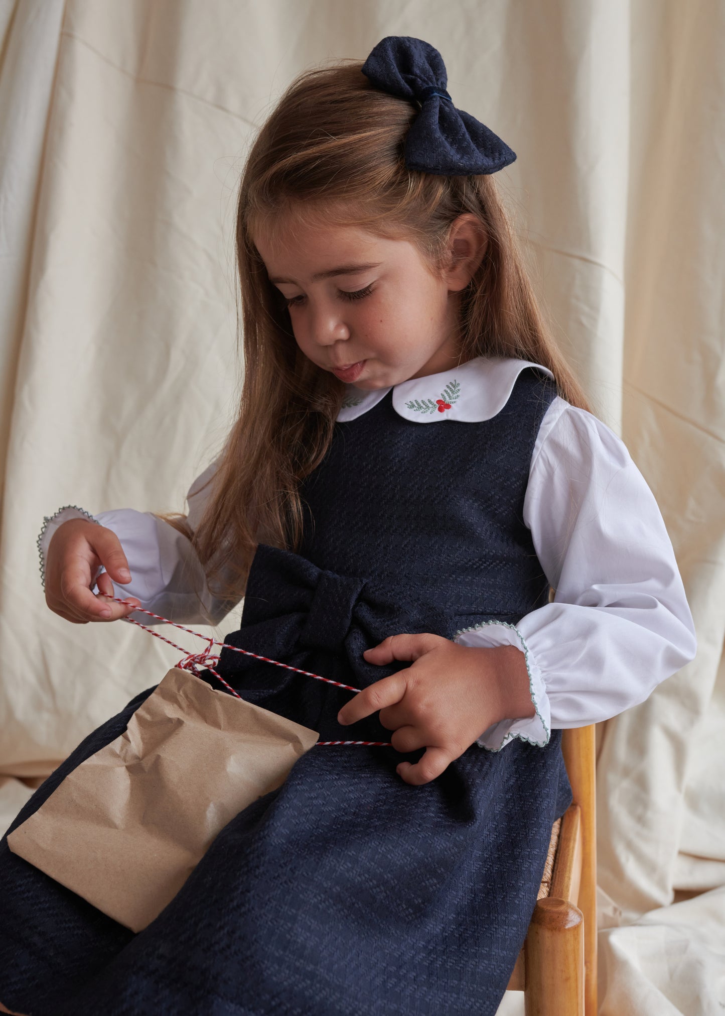 Vestido com laço azul em pied de poule