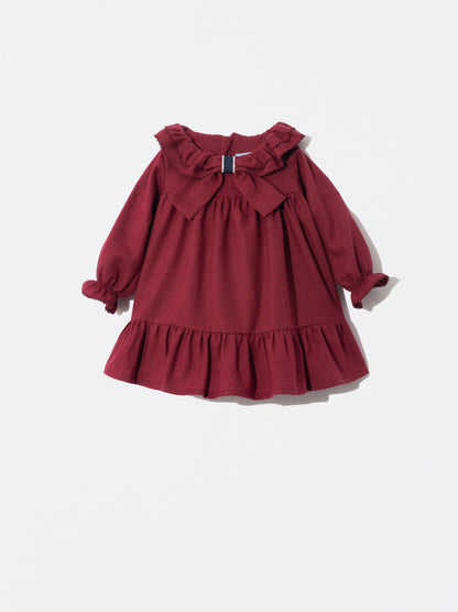 Vestido com laço na gola