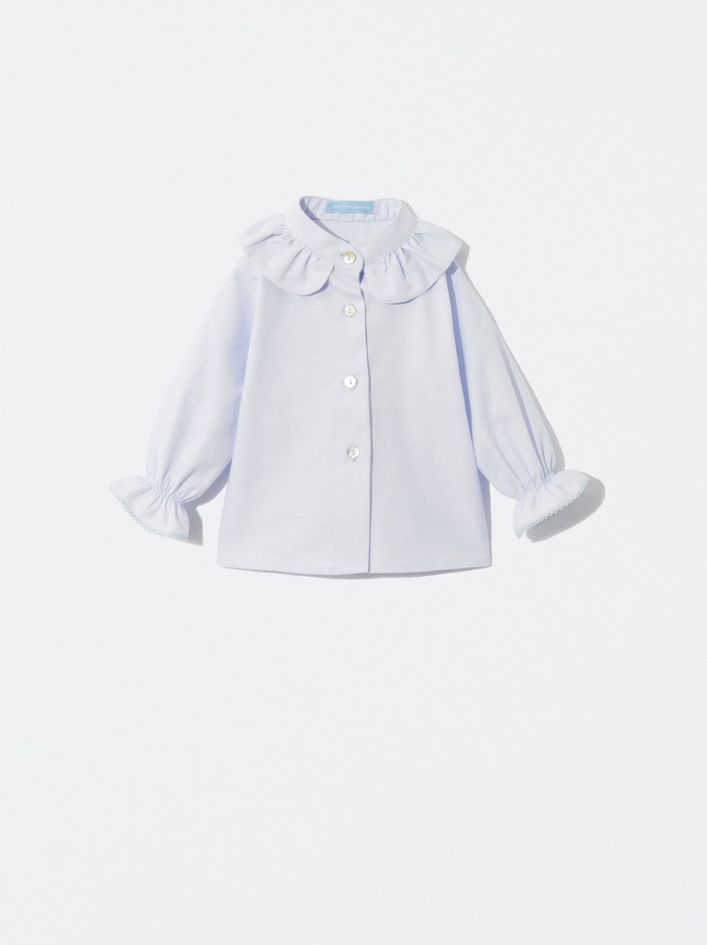 Blusa azul com detalhe de folho