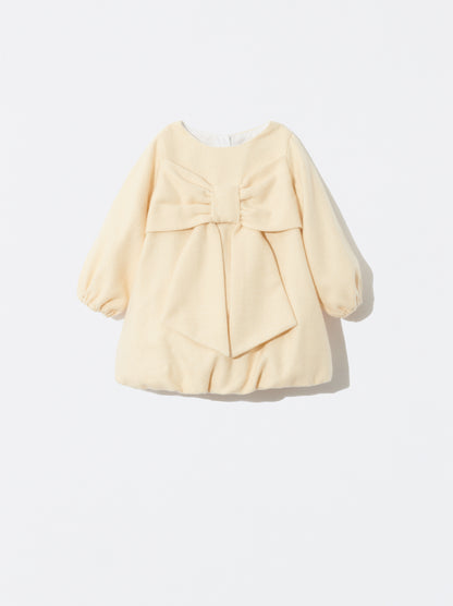 Vestido bege com laço