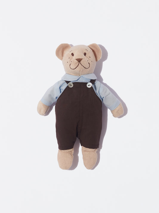 Tom com jardineiras castanhas