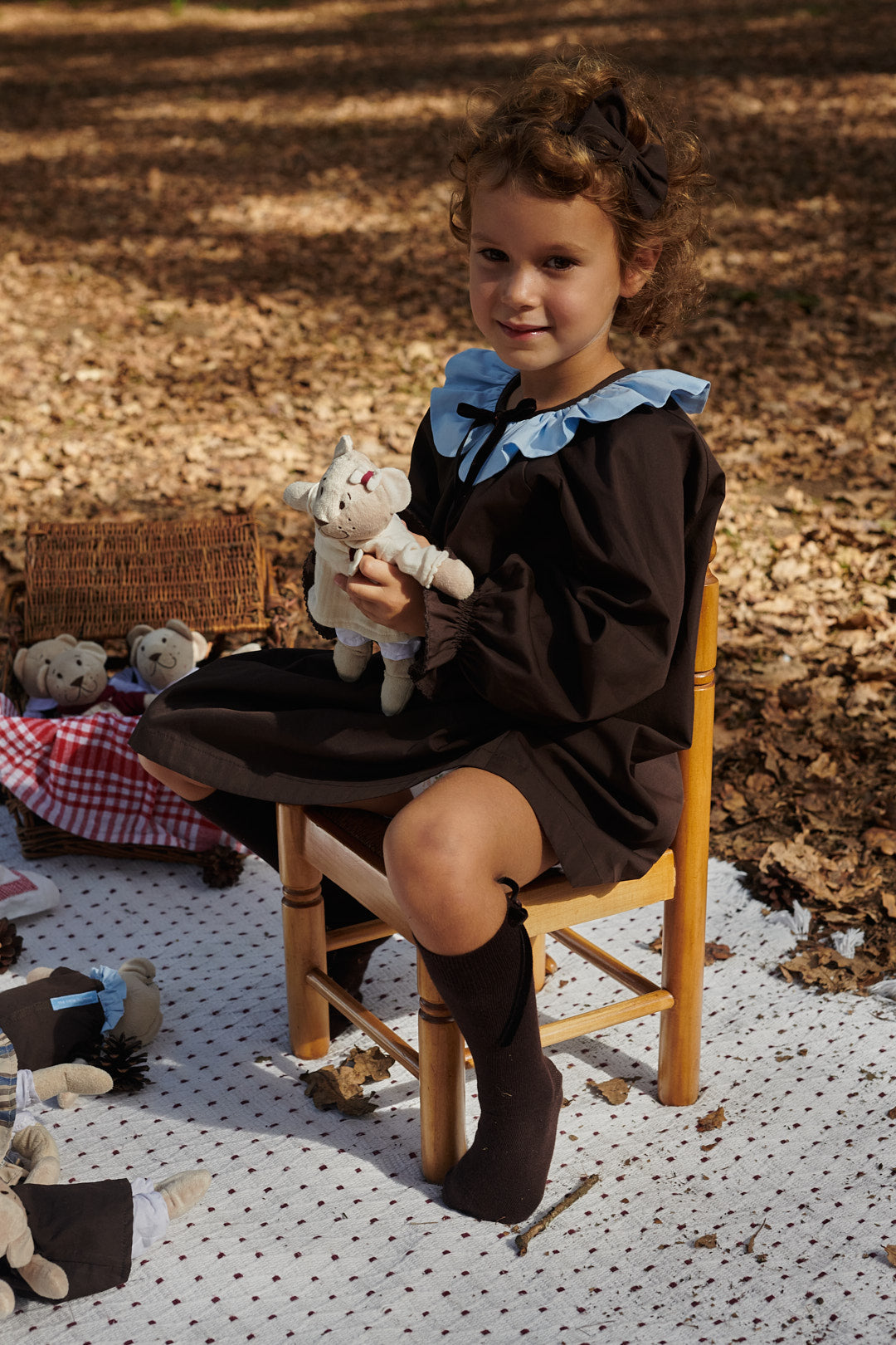 Vestido castanho com gola azul