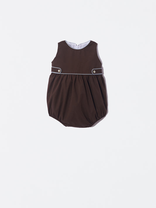 Fofo castanho com detalhes azuis