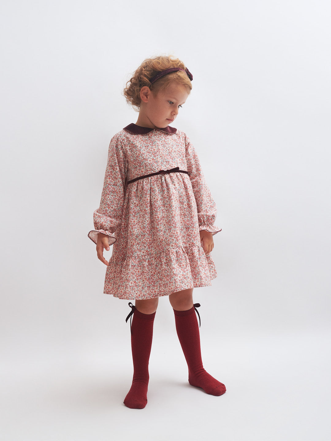 Vestido florido com gola de veludo