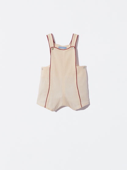 Jardineira bege com detalhe bordeaux