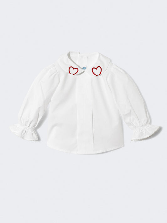 Blusa branca com detalhe de coração