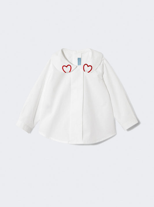 Blusa branca com detalhe de coração
