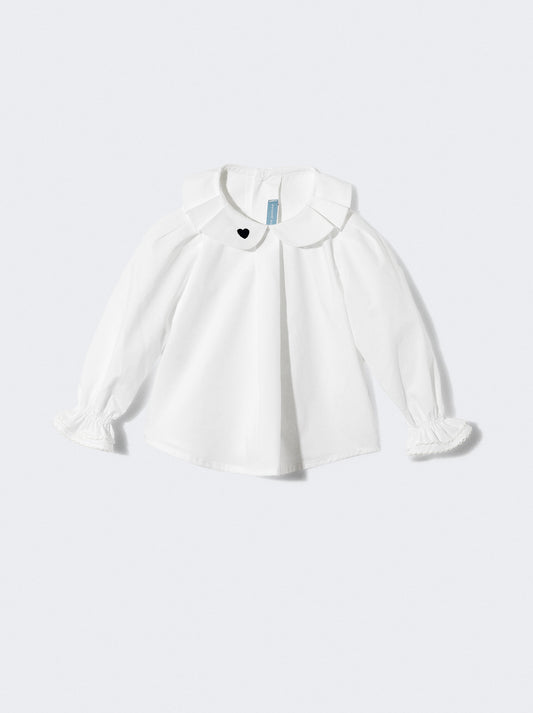 Blusa branca com detalhe de coração