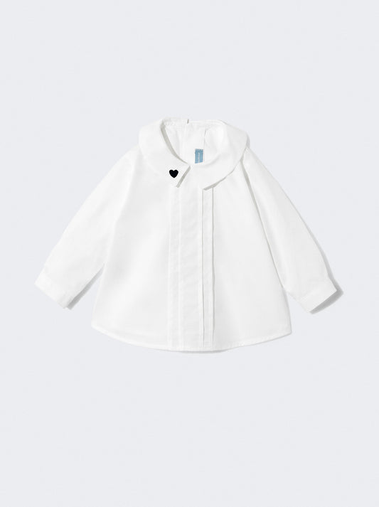 Blusa branca com detalhe de coração