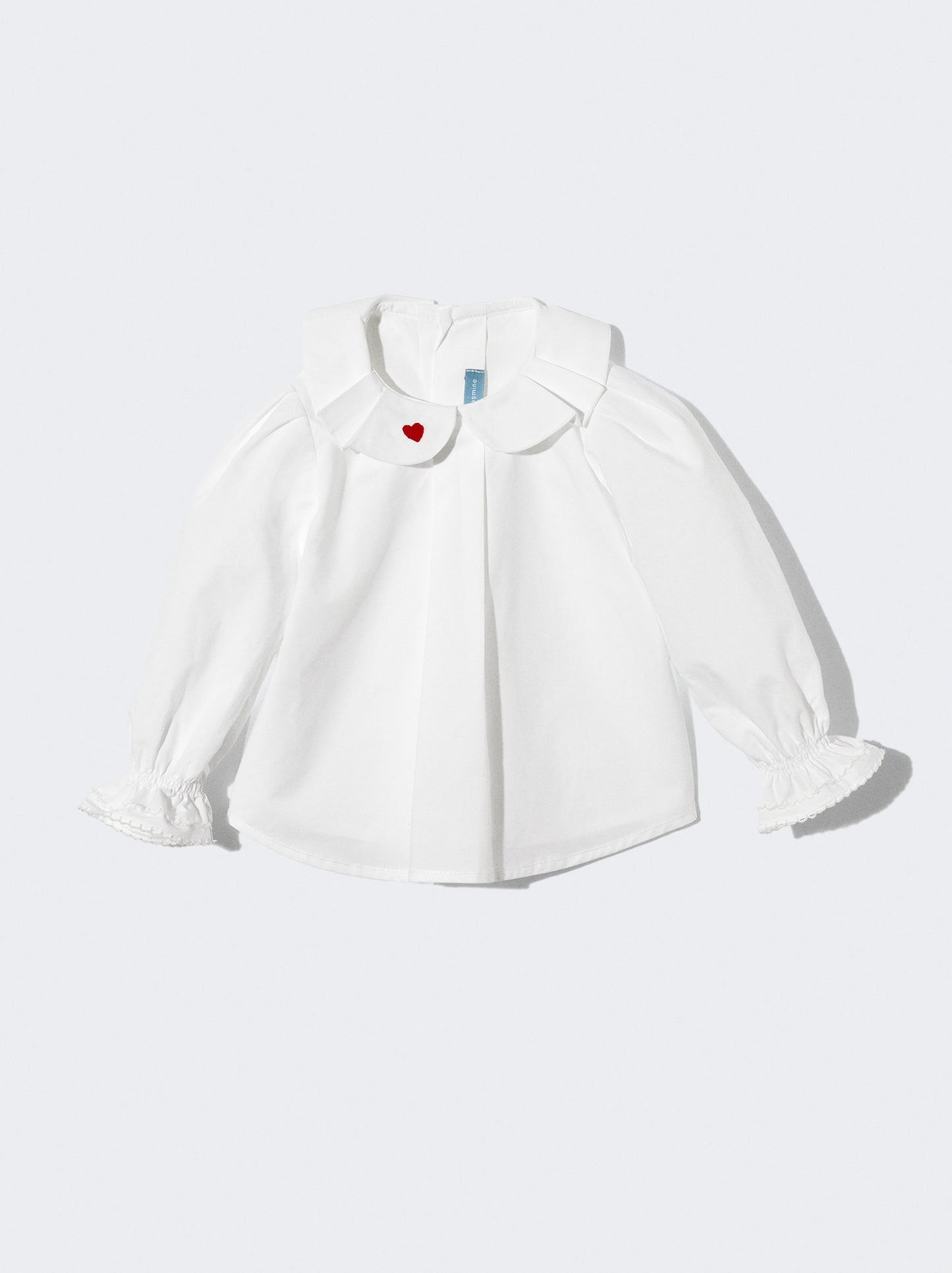 Blusa branca com detalhe de coração