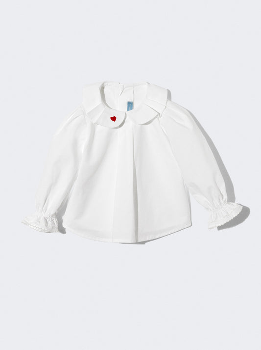 Blusa branca com detalhe de coração