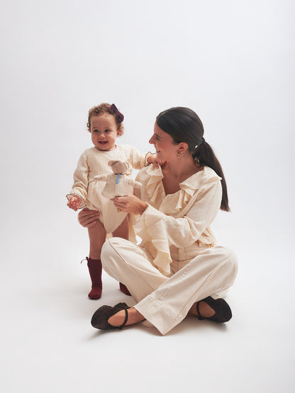 Camisa mulher bege com folhos