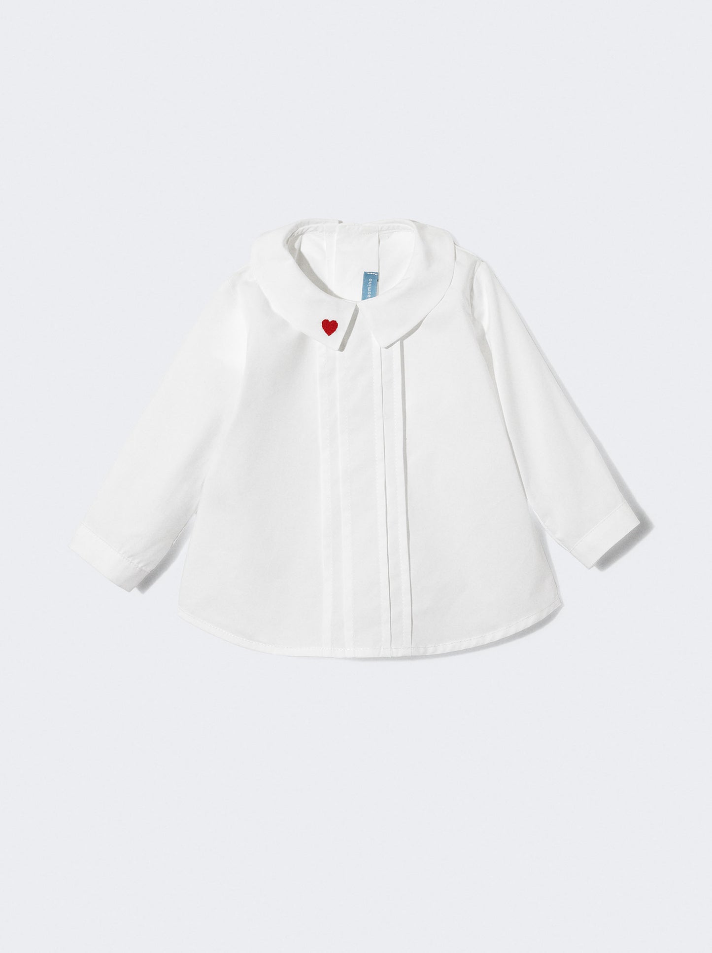 Blusa branca com detalhe de coração