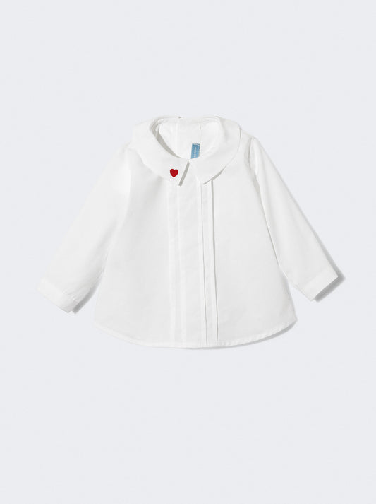Blusa branca com detalhe de coração