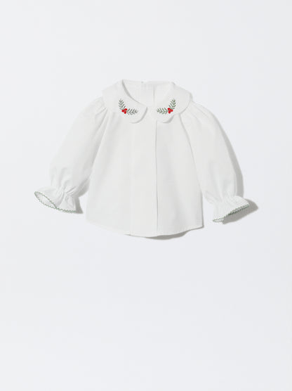 Blusa com gola de flor e bordado de azevinho