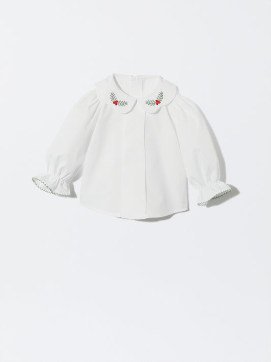 Blusa com gola de flor e bordado de azevinho