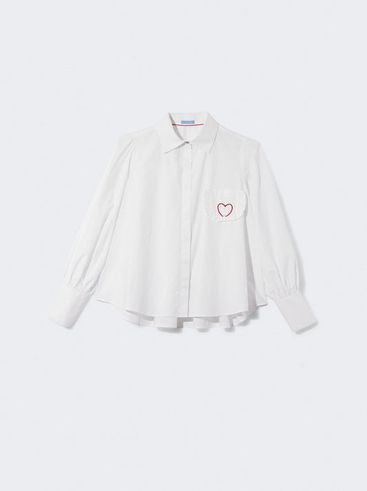 Camisa de mulher com detalhe de coração bordado
