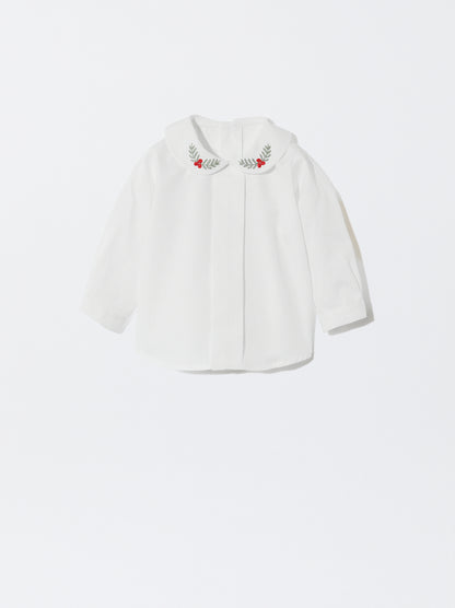 Blusa com gola redonda e bordado de azevinho