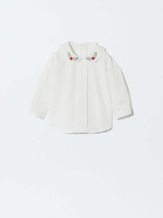 Blusa com gola redonda e bordado de azevinho