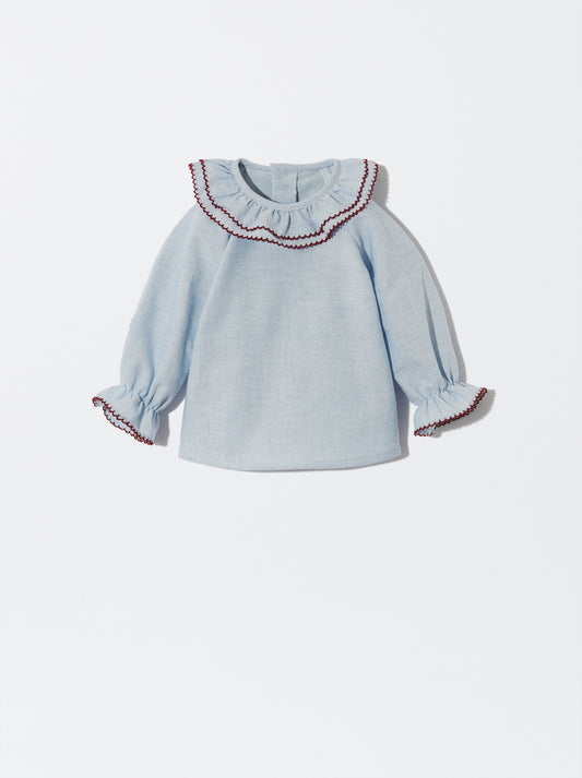 Blusa com folho e detalhe bordado