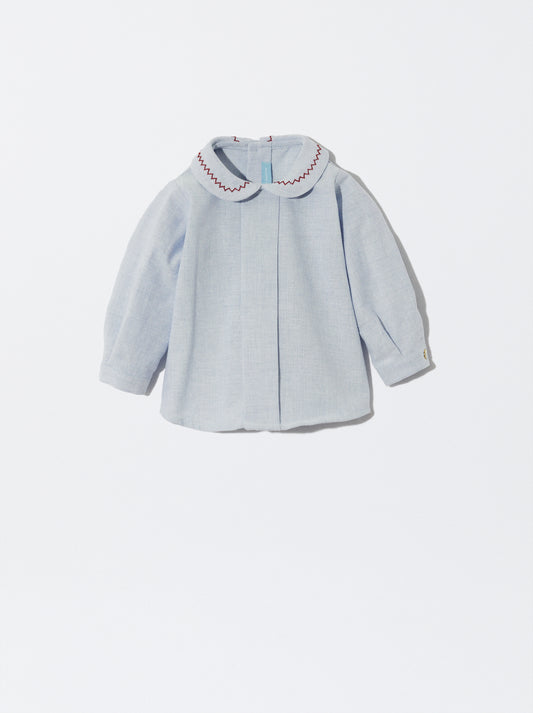 Blusa com gola redonda e detalhe bordado