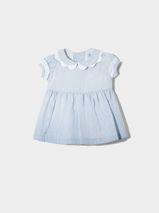 Vestido com gola de flor