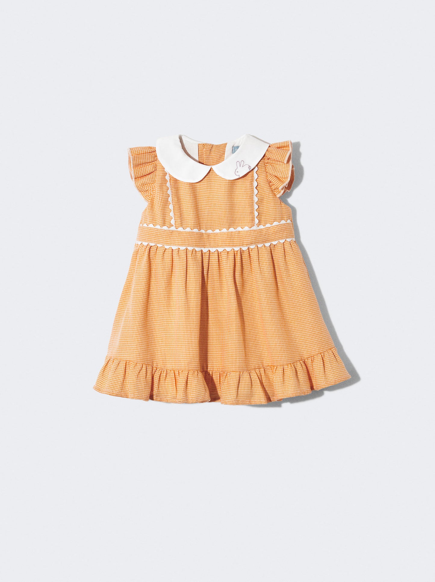 Vestido laranja com detalhe de gola bordada