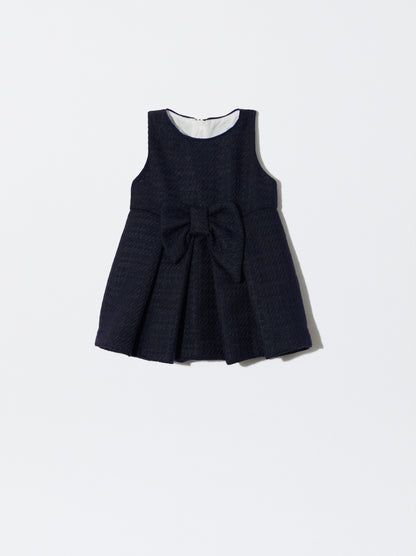 Vestido com laço azul em pied de poule