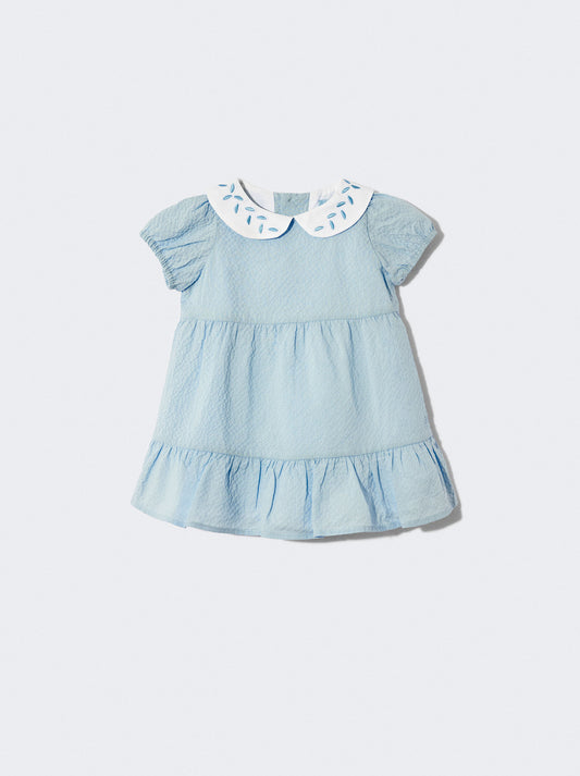 Vestido azul com bordado na gola