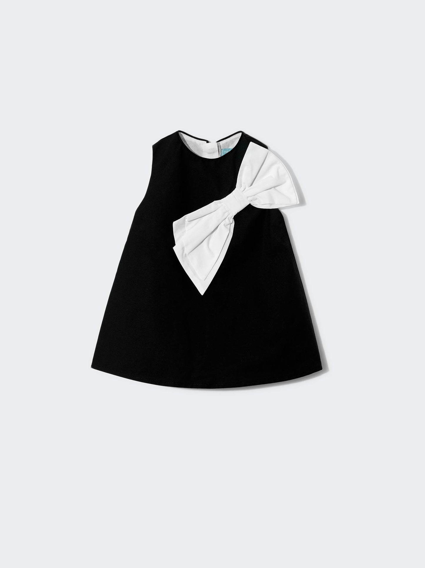 Vestido preto com detalhe de laço