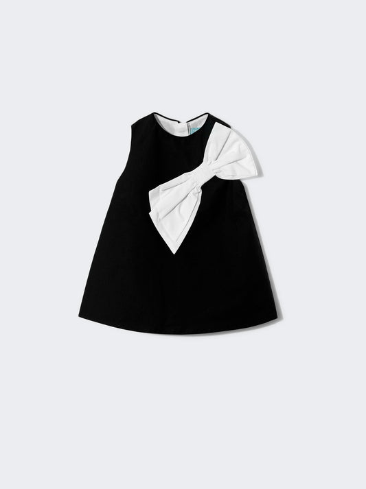 Vestido preto com detalhe de laço