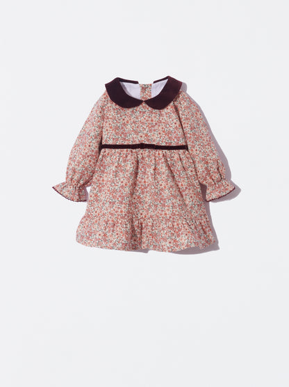 Vestido florido com gola de veludo