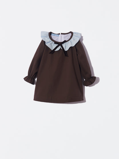 Vestido castanho com gola azul