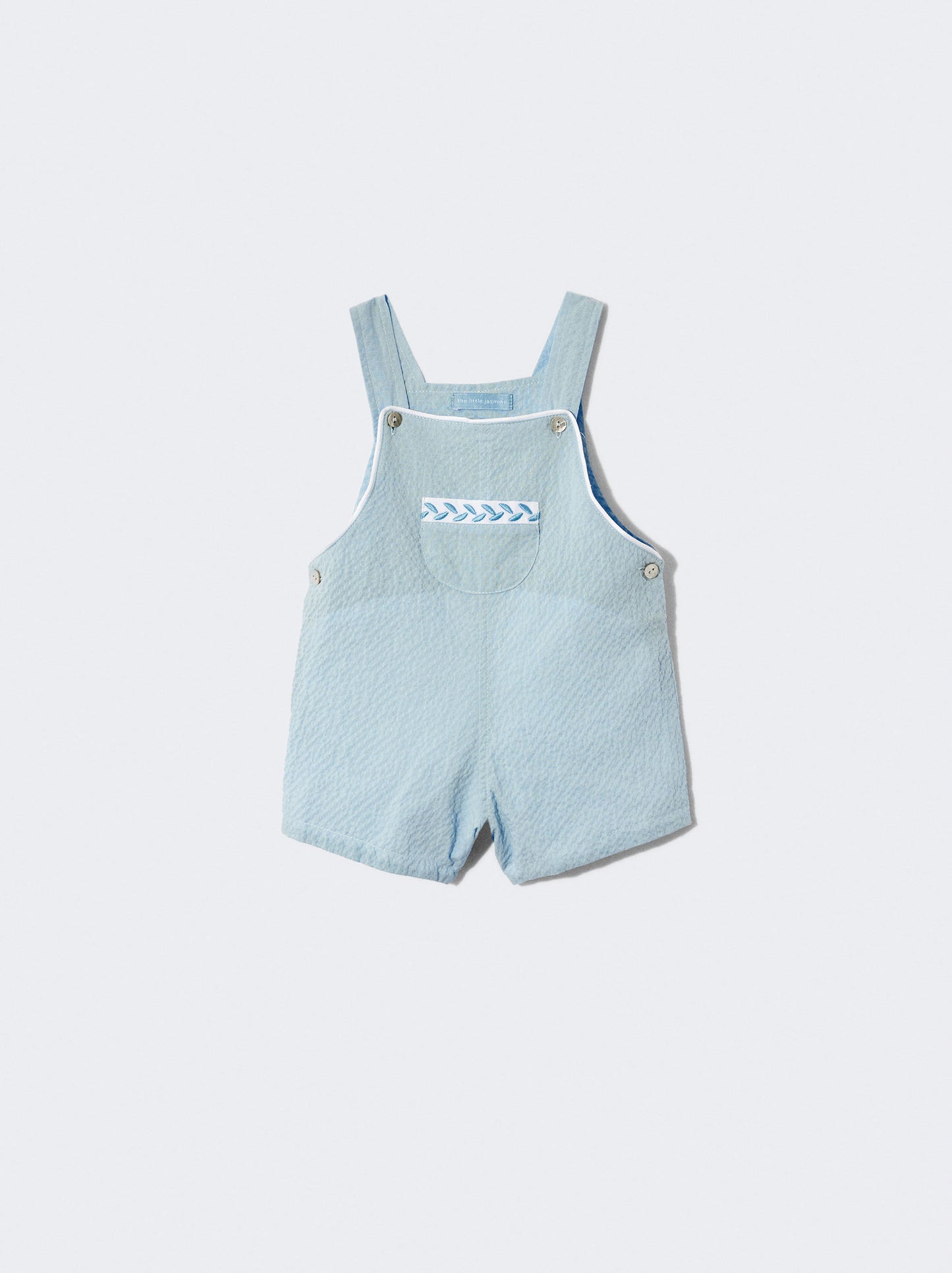 Jardineiras azuis com detalhe de bordado