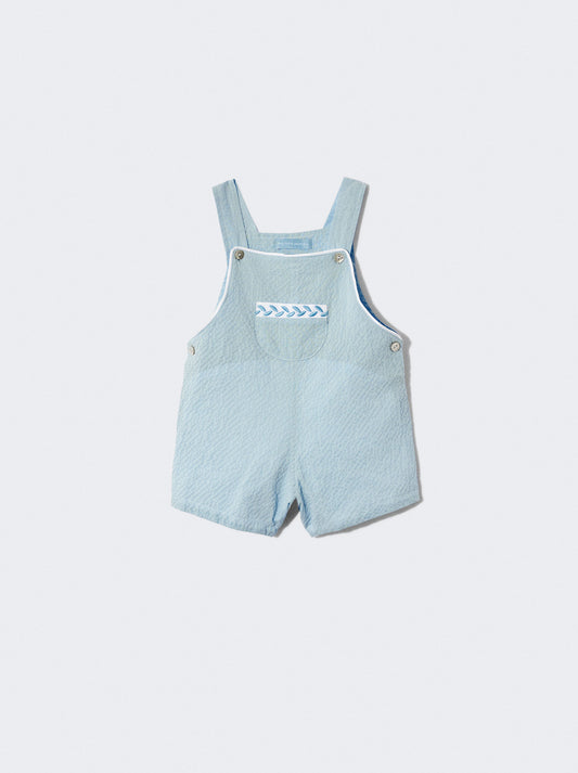 Jardineiras azuis com detalhe de bordado